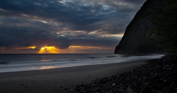 Waimanu Valley - Ocean and Beach Sunrise - Hawaii - Time Lapse 