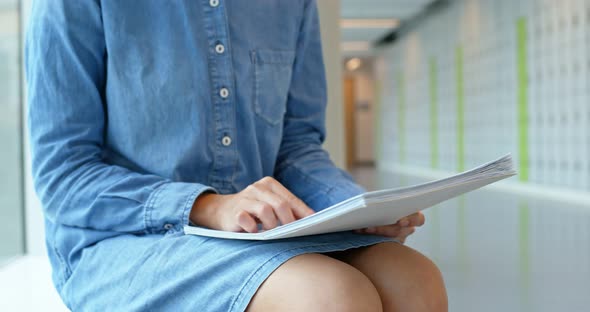 Woman read on the note at school