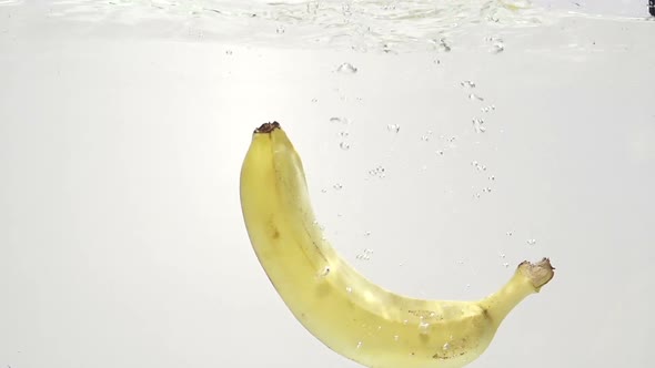 Yellow Banana. Slow Motion alt