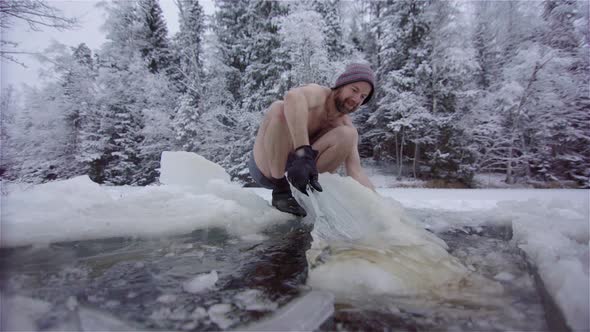 FUNNY - A handsome ice bather struggles to re a huge block of ice