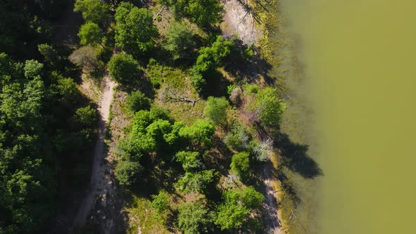 Tilting from a Bird's eye view to a trail view.