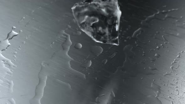 Dropping ice cube, Slow Motion alt