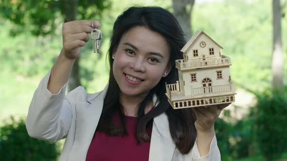 Woman Agent Introduce Good House For Client