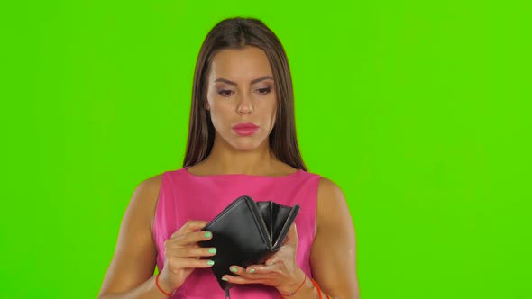 Woman Have No Money in the Wallet. Green Screen. Close Up