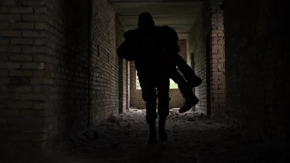 Army Soldier Saving Life of Injured Brother in Arms alt