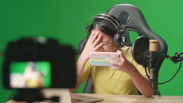 Camera And Kid Girl Playing Video Game With Phone Then Lose The Game While Live Stream alt