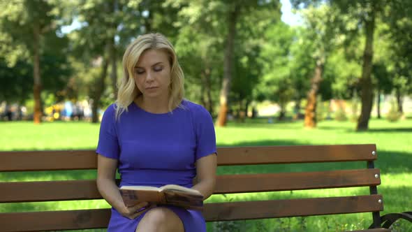 Lady Ignores Man With Bouquet of Flowers Who Wants to Make Acquaintance, Failure