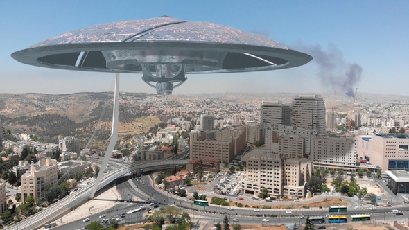 Alien ufo Saucers over Large City, 3d Illustration