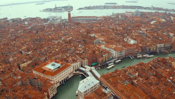 famous Canal Grande and famous Rialto Bridge