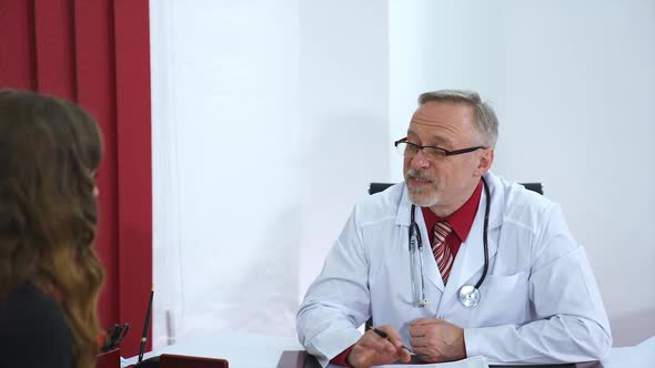 Medic consults patient in clinic office