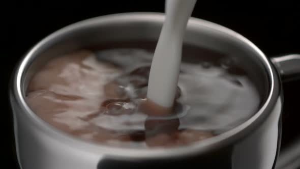 Pouring milk into coffee, Slow Motion alt