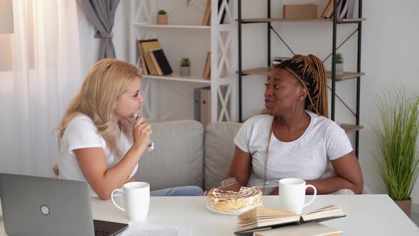 Friends Dessert Study Break Girls Eating Cake Talk