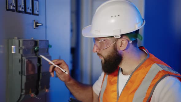 Electrical Engineer with Tablet PC at the Plant