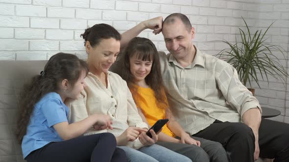 Family with Smartphone