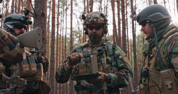 Squad Leader Discusses Military Operation Details with Soldiers Commander Gives Orders Fully