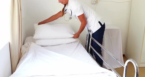Nurse doing a bed for a patient