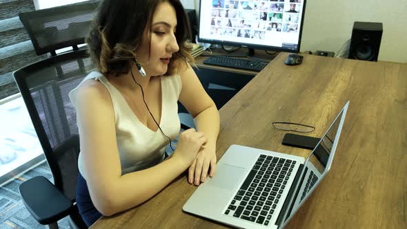 Business Laptop Woman Office Style alt