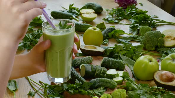 Organic Freshly Squeezed Green Vegetable and Fruit Smoothie Into the Glass