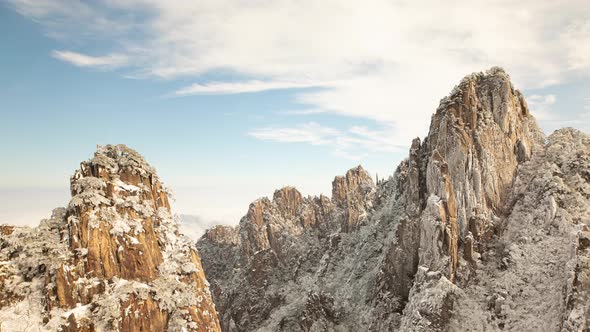 Time lapse fog surrounding the Yellow Mountains (Huangshan) in China