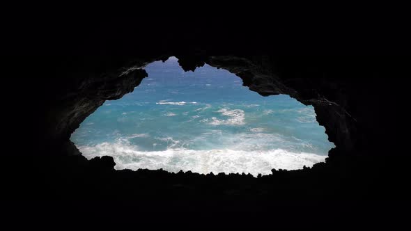 Ana Kakenga Cave, The cave of the two windows of Easter Island.