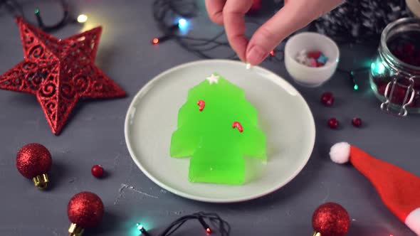 Decorating Christmas tree jelly with sugar sprinkles