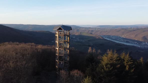 Schöner Aussichtspunkt im Mittelrheintal beim Sonnenuntergang