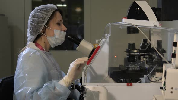 The Embryologist Establishes the Biomaterial in the Microscope