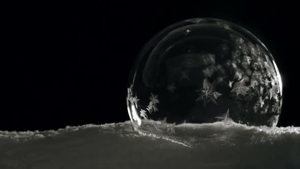 Ice Crystal Ball Freezing Slow