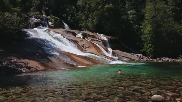 Piscinas naturales de aguas cristalinas en Cochamo llamadas Toboganes de Cochamo, Chile.