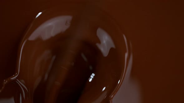 Pouring Meldet Chocolate