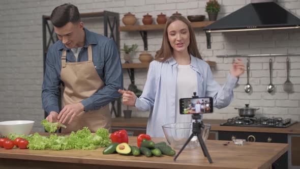 online blogging, mobile phone makes video for subscribers how bloggers couple cook preparing 