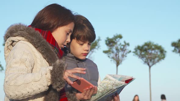 Active Children Try To Find the Next Place of Their Route with a Map and Mobile Phone