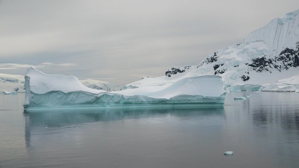 Environment. Climate change and global warming. Greenland. Drifting icebergs in the ocean.