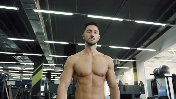 Sport Man Without t-shirt Walking in Gym