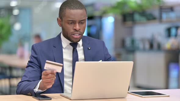 Online Payment Failure on Laptop for African Businessman in Office