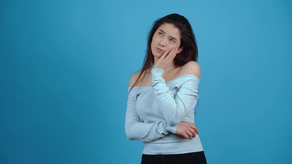 The Young Woman Who Thinks While Putting Her Hands to Her Mouth for New Ideas Puzzled