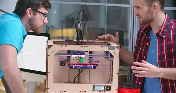 Explaining 3d Printing Process  alt