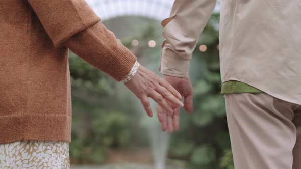 Close up elderly couple holding hands