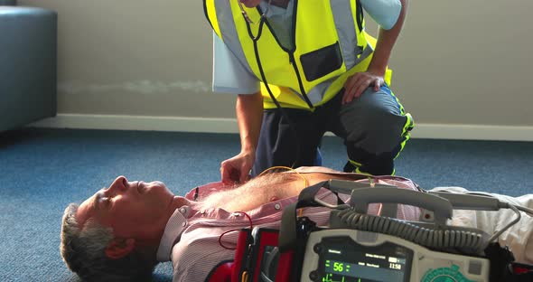 Aid woman trying to reanimate a patient