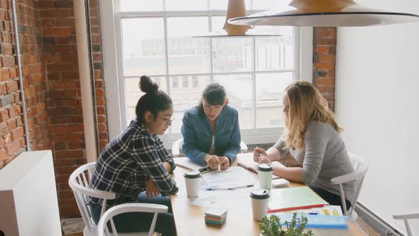 Businesswomen discussing with each other 4k