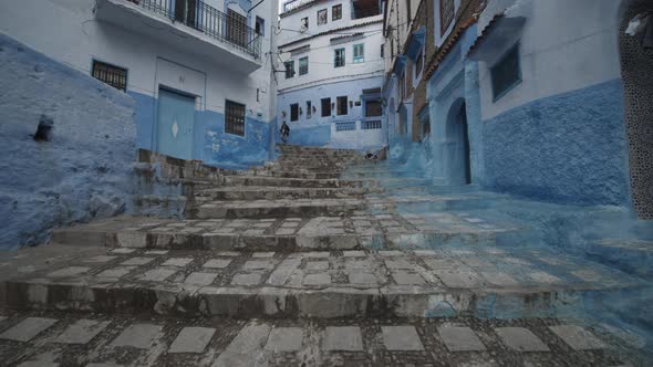 SLOW MOTION: BEAUTIFUL BLUE CITY, CHEFCHAOUEN STAIRWAY IN MOROCCO 