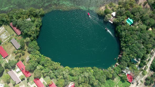 Movement of ship in Cenote la Bruja, at Bacalar Lagoon in México