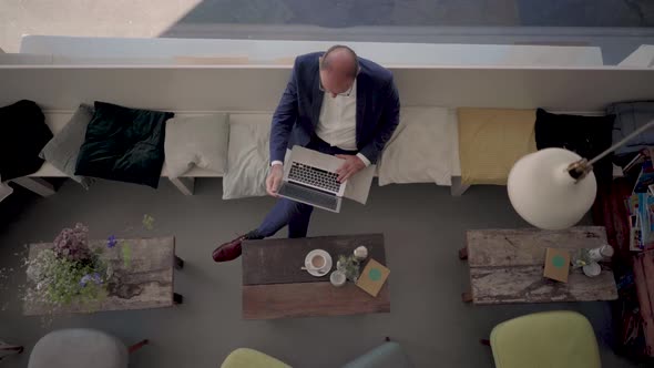 Businessman using laptop in coffee shop