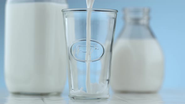 Milk pouring and splashing in slow motion; shot on Phantom Flex 4K at 1000 fps alt