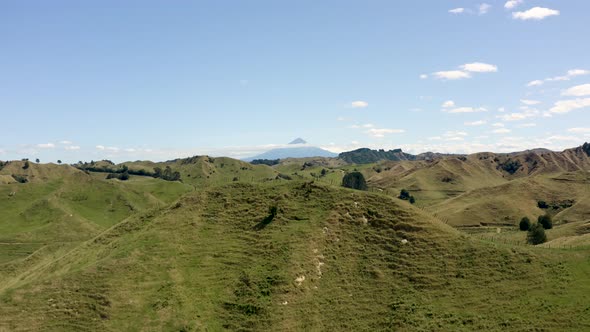 Volcano view over small grassy hills - Lord of the Rings scenery - Mount Taranaki, New Zealand in 4k