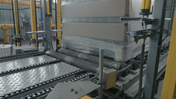 The Work of the Packaging Machine for the Production of Glassblowing Products at the Plant