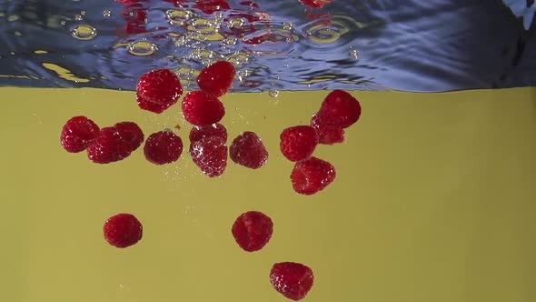 Raspberry Splashing Into Water in Slowmotion alt
