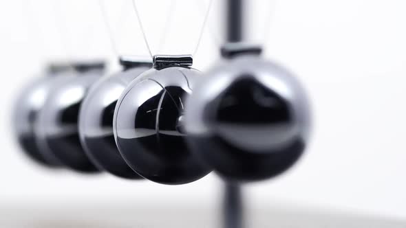 Slow Motion Newtons Cradle alt