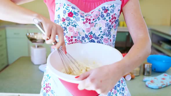 Waitress preparing food 4k