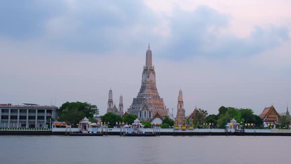 4K : Time lapse Landmark of bangkok Temple of Wat Arun